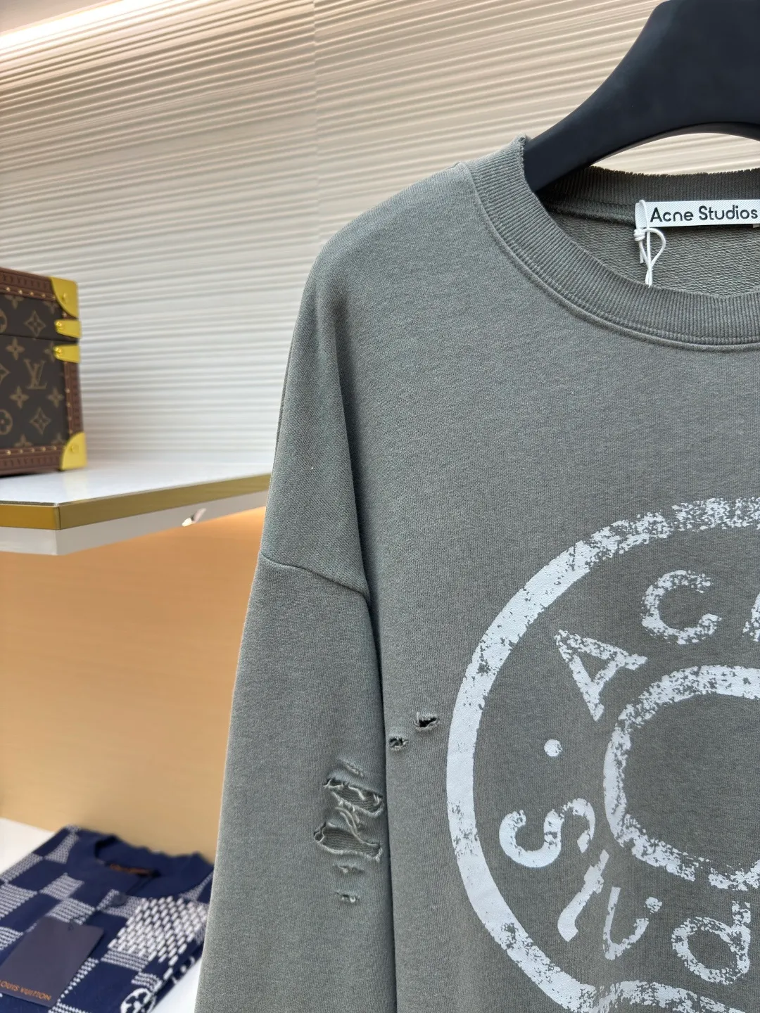 Acne Studios ripped distressed logo sweatshirt ●Authentic product: Purchased and developed in 1904 ●Item number: 1680378-A75 ●Fabric: Double-ply cotton plain fabric ●Technology: Distressed printing ●Version: Loose fit ●Weight: about 550 grams ●Size: S-M-L-XL ●Description: Customized dream-painted double-ply cotton plain fabric, excellent texture, comfortable and skin-friendly, with deep black as the main color Like the mottled rust on ancient copperware, the unruly soul of AcneStudios is engraved on the chest. The ingenious integration of hole elements and wanton swaying on the black canvas is a deliberate rebellion, a break away from the shackles of tradition, and unique in the wave of trends. Glue printing is used. The chest printing is modified three times with the film screen. The glue liquid paint is used to print the pattern on the fabric. The fabric is baked to fix the printed pattern. Many parts of the body of the garment are worn and worn by pure artificial regularity, and hand brush marks are added to the surface of the garment to add texture and depth to imitate the texture of natural wear and tear. The fabrics have been washed to give them a better feel and texture. They are not easy to deform, shrink or fade, and maintain their long-lasting beauty. The overall color is consistent with no color difference. It can be matched with the same style to create a fashionable look, and can be used in various occasions. Customized accessories, complete with three standards, the same style for men and women!